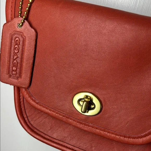 Vintage COACH Mini Everett Crossbody Leather Bag (RARE COLOR) - Picture 5 of 10